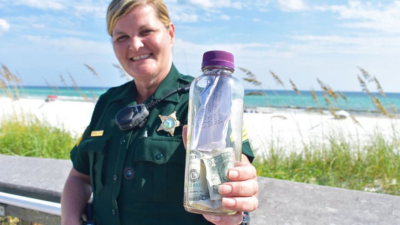 FOTOS: Una botella con las cenizas de los restos de una persona y dinero aparece en una playa de EE.UU.