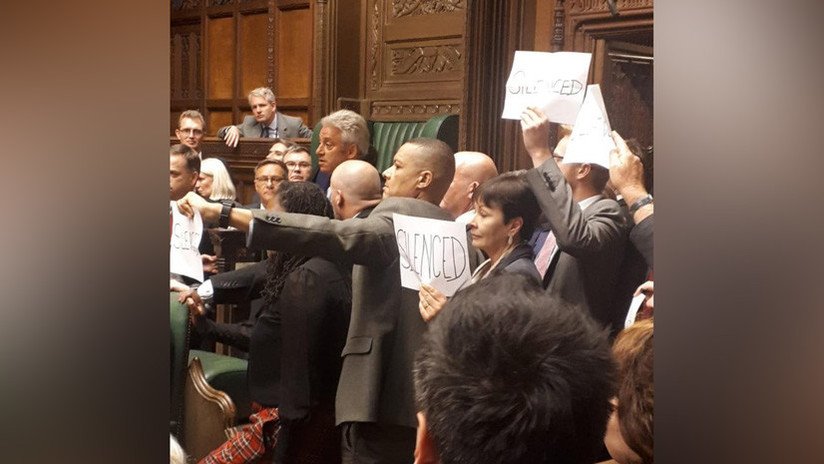 VIDEO: Parlamentarios británicos protestan contra la suspensión del Parlamento con canciones, carteles y gritos de "vergüenza"