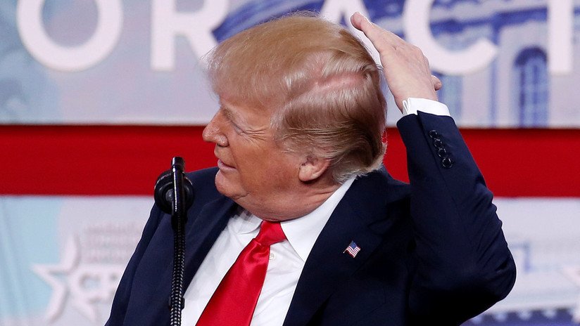 Trump: "Mi cabello es de verdad y mejor que el de la mayoría de mis amigos de mi edad" (VIDEO)