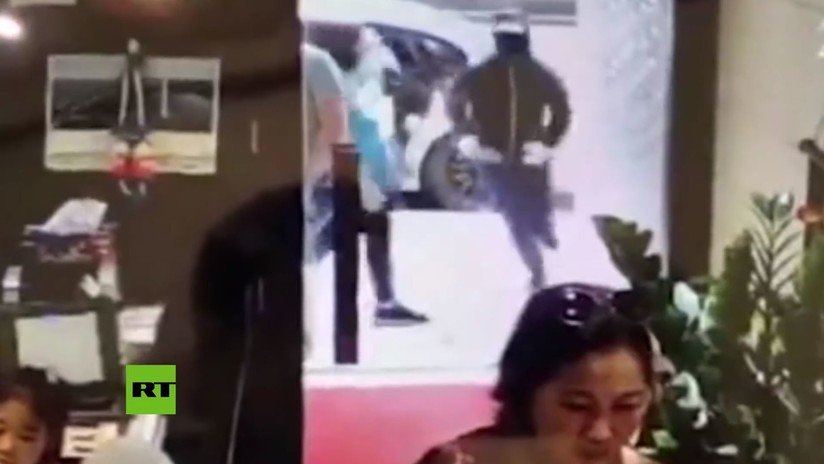 VIDEO: Una puerta de cristal 'invencible' frena a unos ladrones armados con machetes en Hong Kong