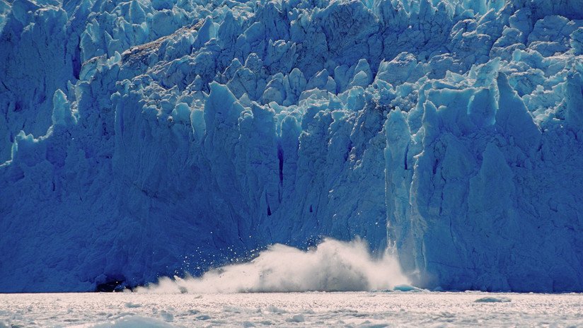 VIDEO: El momento en que enormes bloques de hielo se desprenden de un glaciar en Alaska y generan una gran ola en el mar