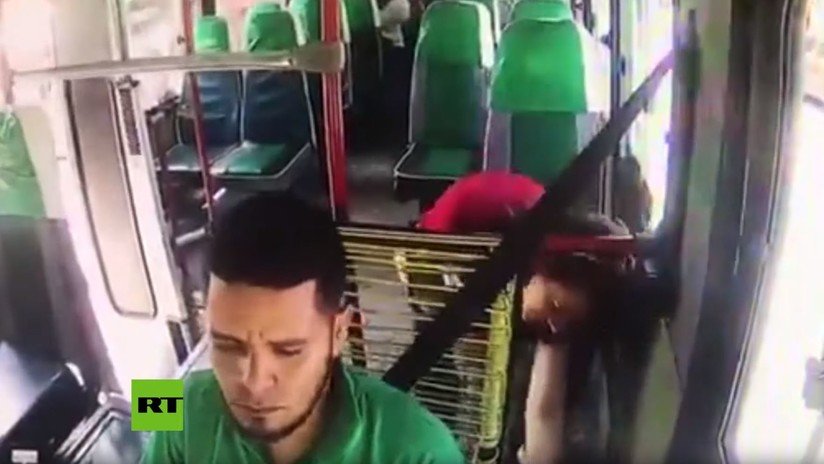 VIDEO: Captan in fraganti a una mujer que roba con sus manos y pies a un conductor de bus en Colombia