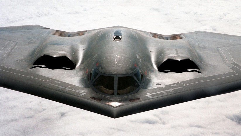 VIDEO, FOTOS: Bombarderos B-2 Spirit, capaces de portar armas nucleares, vuelan a pocos metros de unos espectadores