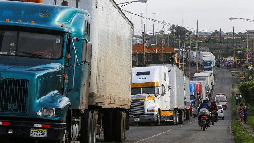 VIDEO: Un camión sin frenos choca contra una camioneta y aplasta un coche en un peaje de la vía Panamericana en Argentina