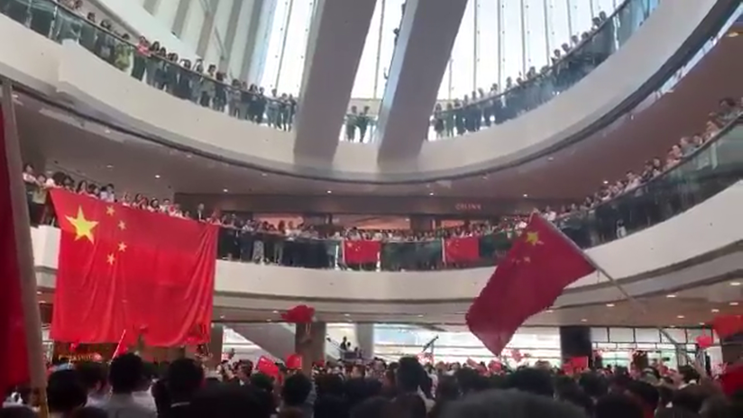 VIDEO: Manifestantes pro-Pekín ondean banderas chinas en un centro comercial en Hong Kong