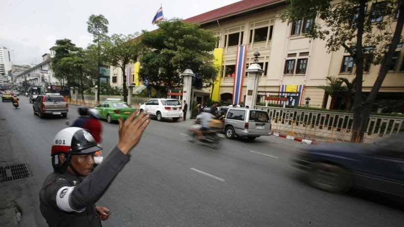 VIDEO: Un jovial policía baila mientras dirige el tráfico en Tailandia