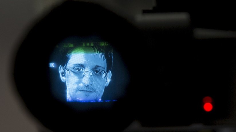Desnudos robados, confesión de la CIA y cubos Rubik: Las memorias de Snowden en su nuevo 'Registro Permanente'