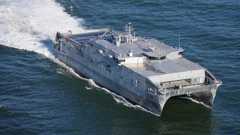 VIDEO: Un catamarán de la Armada de EE.UU. entra en el mar Negro