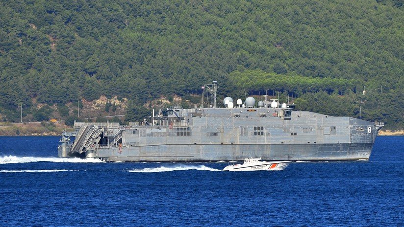 La Armada rusa acompaña al catamarán militar de EE.UU. que entró en el mar Negro