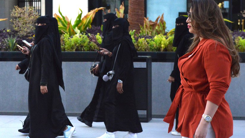 "¿Eres famosa?": Mujeres sauditas se rebelan contra el vestido tradicional y lucen ropa occidental (FOTOS)
