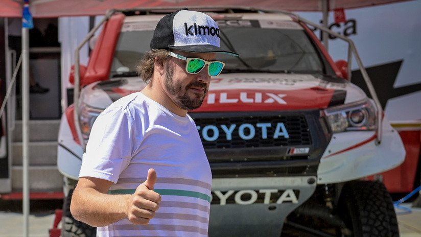 VIDEO: El piloto Fernando Alonso se prepara para el rally Dakar 'volando' sobre las aguas de Catar
