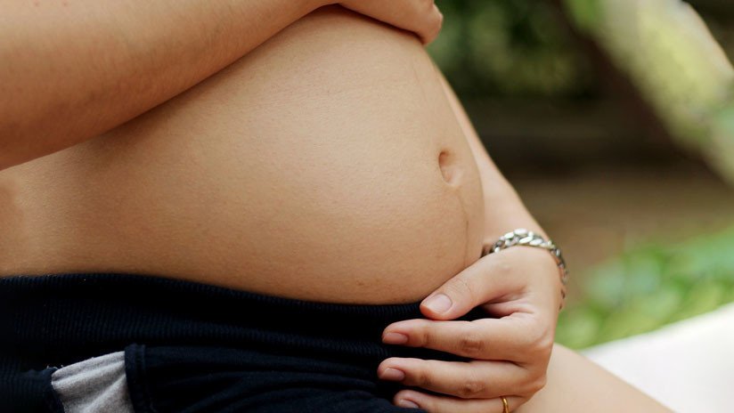 'UwU': Una embarazada alcanza miles de 'likes' por una rara foto de su vientre decorado con pestañas postizas