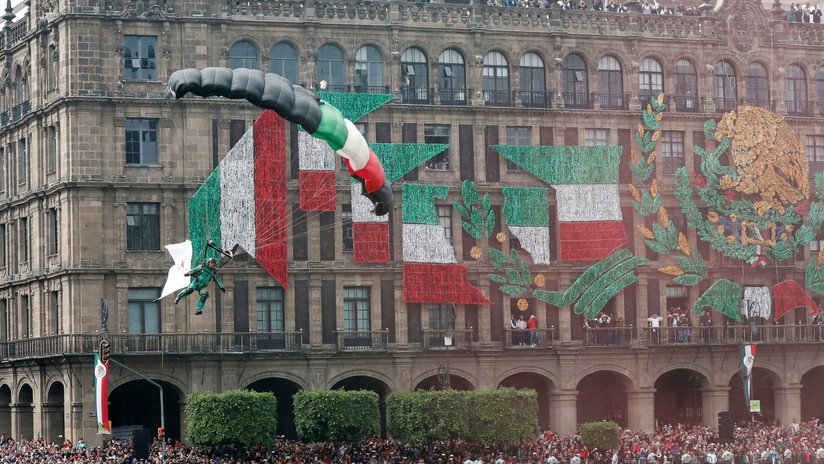 VIDEO: La aparatosa caída de un paracaidista durante los festejos por la Independencia de México
