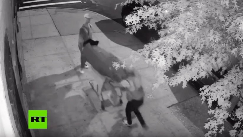 Cámara de vigilancia graba a dos hombres llevando un cadáver envuelto en una alfombra por Nueva York