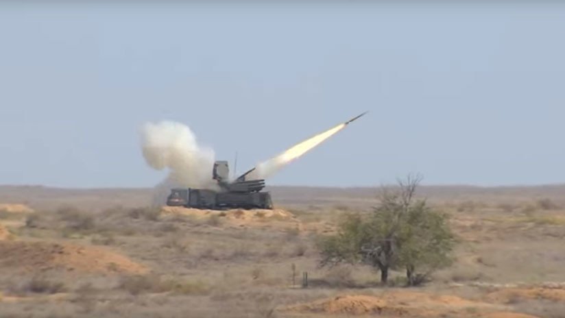 Sistemas antiaéreos rusos S-300 y S-400 repelen un 'ataque' durante unos ejercicios militares (VIDEO)