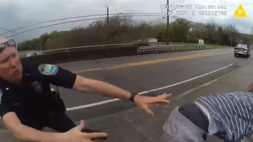 VIDEO: Un suicida salta de un puente en EE.UU. y dos policías lo agarran en el último segundo