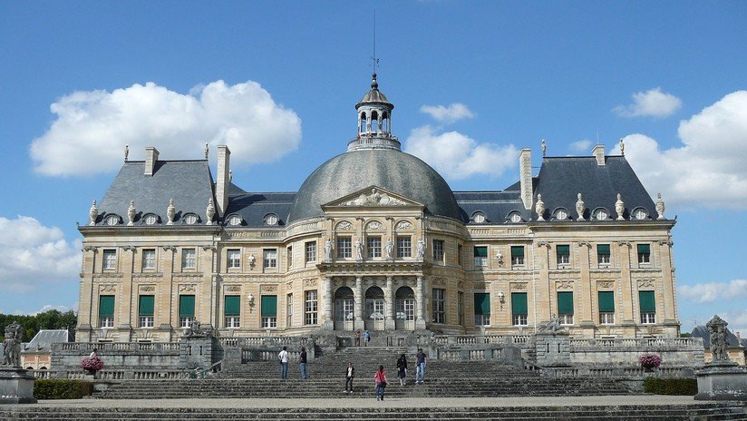 Roban 2,4 millones de dólares en un castillo de Francia tras atar a sus dueños con corbatas