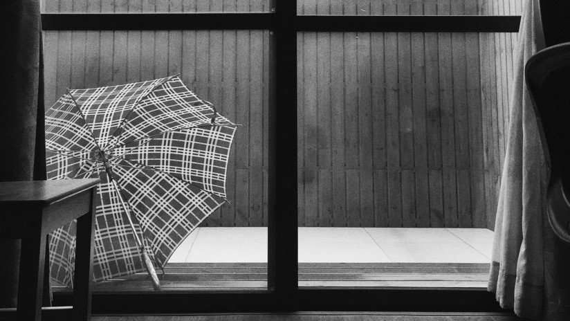 Un paraguas bloquea la entrada en una oficina durante días y en la Red llueven las soluciones (FOTO)
