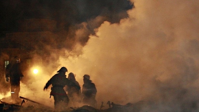 VIDEOS: Un enorme incendio consume un centro comercial en Chechenia y desata el pánico de cientos de visitantes