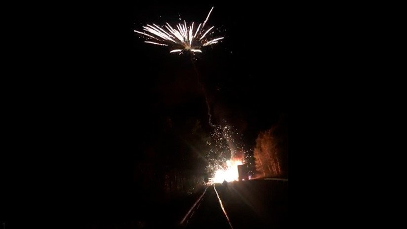 VIDEO: Un camión con fuegos artificiales se prende fuego y monta un improvisado espectáculo pirotécnico en el cielo nocturno