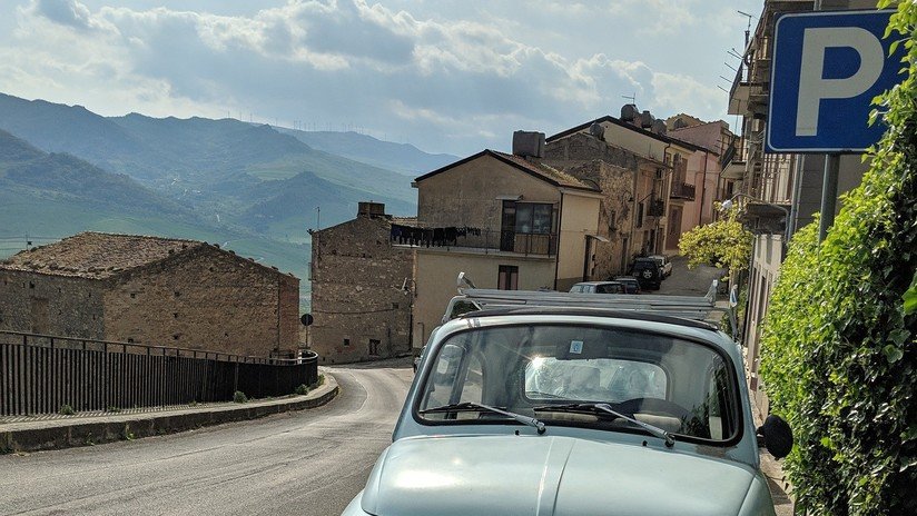 '¿Lograste aparcar? Dale gracias a dios': Aparece en Italia un parquímetro que 'cobra' en oraciones