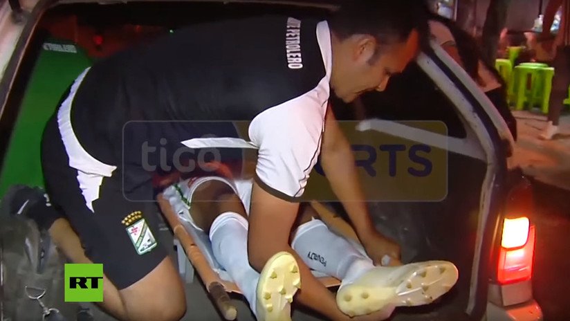 VIDEO: Futbolista es llevado al hospital en el maletero de un taxi porque el chofer de la ambulancia no apareció