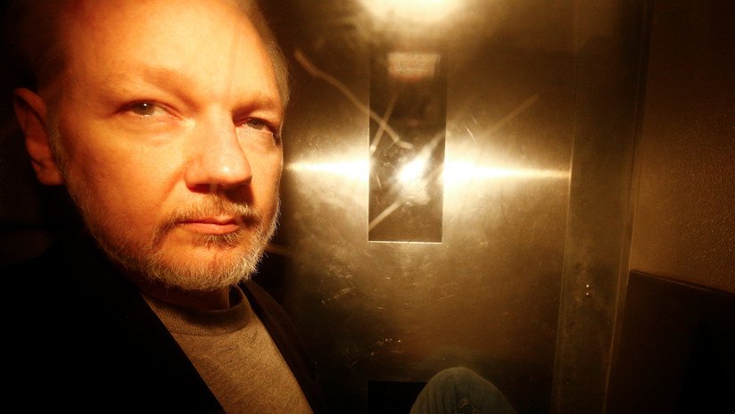 "No es un lugar donde quieras dejar a un querido amigo": Pamela Anderson denuncia "torturas psicológicas" contra Assange en la prisión de Belmarsh