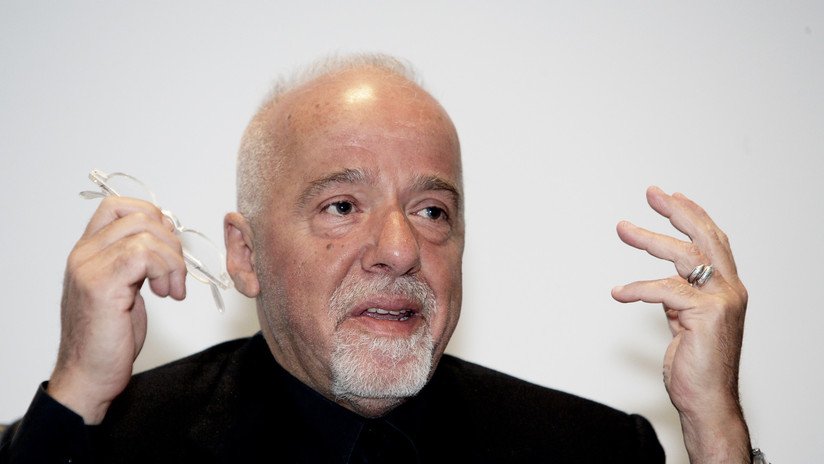 Paulo Coelho pide perdón a los franceses por la conducta de Jair Bolsonaro