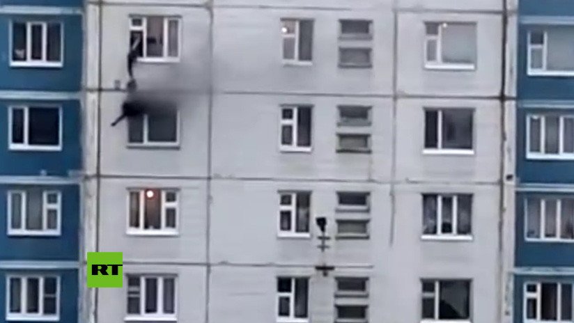 VIDEO: Un transeúnte rescata a una joven del fuego sacándola por una ventana de un quinto piso en Rusia