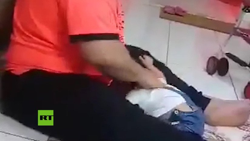 VIDEO: Agrede brutalmente a su bebé porque no sabe caminar