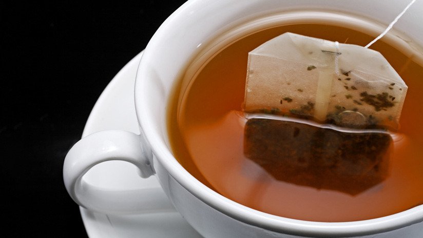 Alertan que cada bolsita de té contamina la bebida con miles de millones de partículas de microplástico