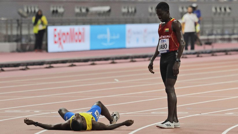 VIDEO: El conmovedor ejemplo de un atleta que dejó de correr para ayudar a su rival a cruzar la meta en el Mundial de Atletismo