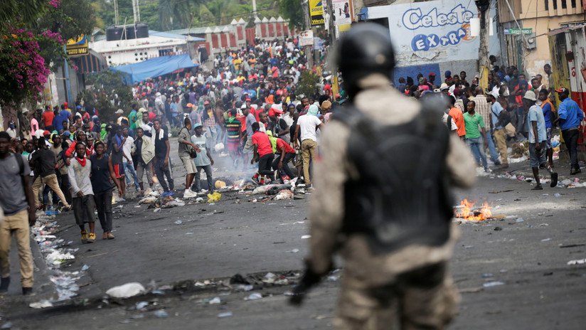 FOTOS: Manifestantes haitianos incendian edificios y asaltan una comisaría en busca de la renuncia del presidente Moïse