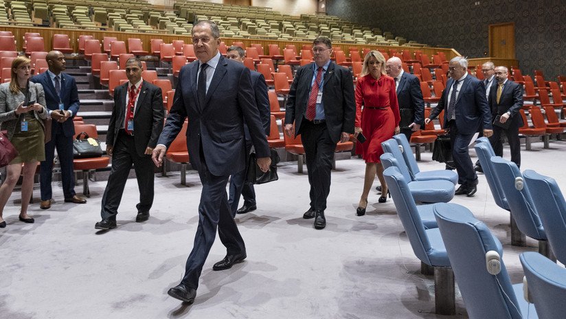 FOTO: Delegados internacionales hacen fila para hablar con Lavrov tras su intervención en la ONU