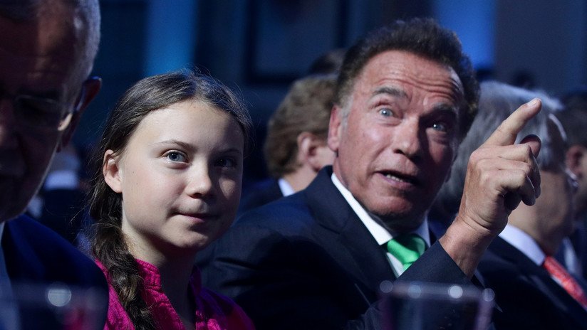 "Una de las ofertas más divertidas": Arnold Schwarzenegger propone a Greta Thunberg prestarle su Tesla Model 3 y la activista lo acepta