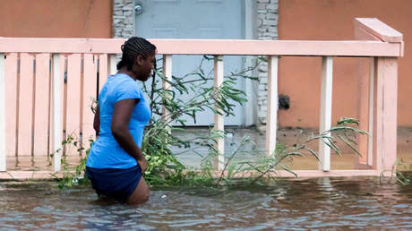 VIDEO: Un grupo de personas es arrastrado por la corriente en las inundaciones provocadas por Dorian