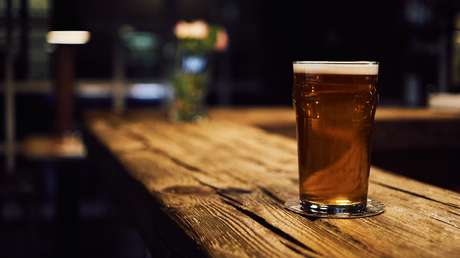 Cobran 68.000 dólares por una cerveza a un turista en Mánchester