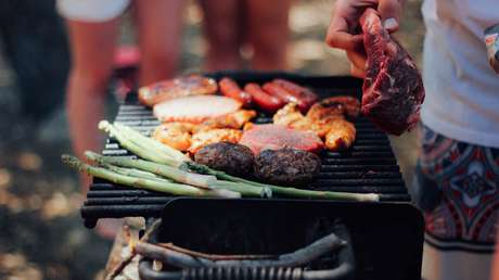 Miles de personas planean hacer barbacoas para boicotear a la vegana que demandó a sus vecinos por el olor a carne