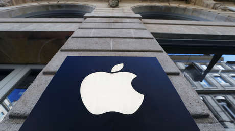 VIDEO: Un hombre convierte su Apple Card en un afilado cuchillo (y lo utiliza para cocinar)