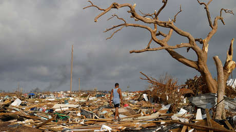 Un ciego relata cómo sobrevivió en Bahamas al paso de Dorian llevando a su hijo discapacitado a hombros