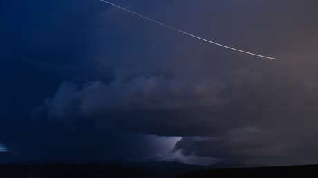 Británicos reportan "objetos misteriosos en el cielo" y provocan la búsqueda policial de un avión caído
