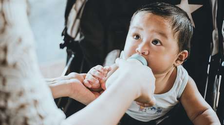 Una familia alimenta todos los días a su bebé con 5 tazas de café porque no tiene cómo proveerle leche (VIDEO)