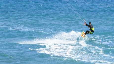 "Un video bastante peculiar": Capta un meteorito a sus espaldas mientras se graba haciendo 'kitesurf'