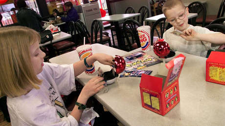 FOTOS: Por el reclamo de dos hermanas, Burger King deja de regalar juguetes de plástico en el Reino Unido