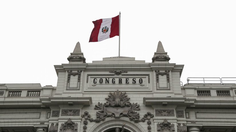 Congreso peruano disuelto por Vizcarra debate quitar el cargo al presidente por "incapacidad moral"