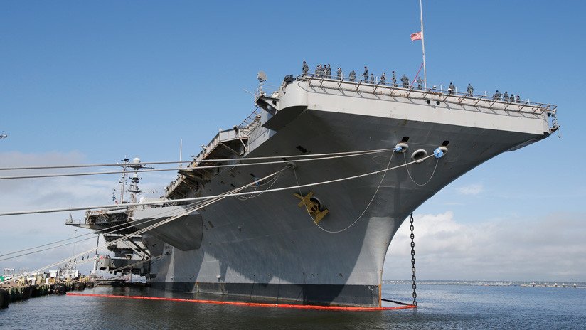 FOTO: El portaviones estadounidense USS George Washington sale del dique seco
