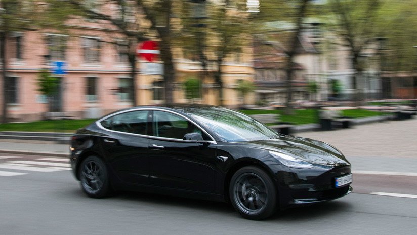 VIDEO: Automovilistas se hacen 'atropellar' por sus propios Tesla para probar una nueva función inteligente