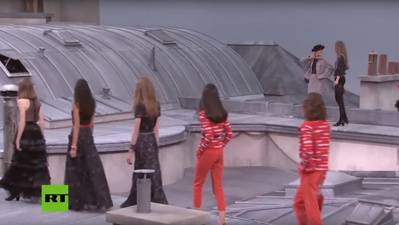 VIDEO: La modelo Gigi Hadid intercepta a una intrusa y la echa de la pasarela en un desfile de Chanel en París
