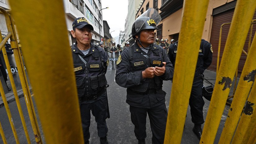 Policías impiden la entrada al Congreso de Perú a excongresistas tras la disolución parlamentaria decretada por Vizcarra