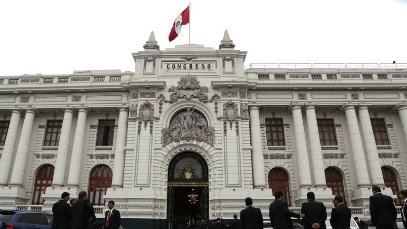 El Congreso de Perú convoca a todos sus representantes para resolver "la crisis de poderes" del país andino